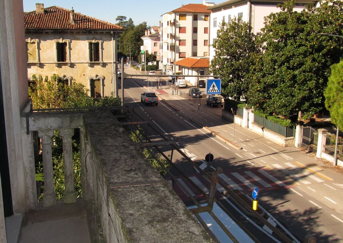 Alloggi a VICENZA - Via della Pace - Int. 3 - Piano 2 / stanze singole 5 / stanze doppie 1 / bagni 2